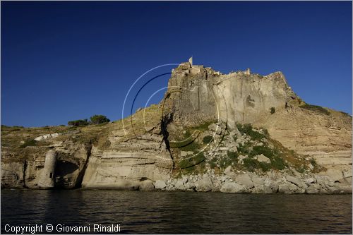 ITALY - TUSCANY - TOSCANA - (Parco dell'Arcipelago Toscano) - ISOLA DI CAPRAIA (LI) - Veduta dal mare della costa sotto il borgo e il Forte San Giorgio
