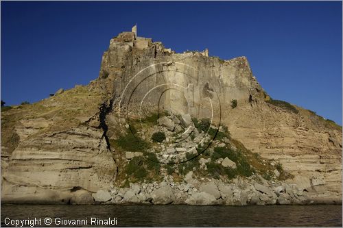 ITALY - TUSCANY - TOSCANA - (Parco dell'Arcipelago Toscano) - ISOLA DI CAPRAIA (LI) - Veduta dal mare della costa sotto il borgo e il Forte San Giorgio