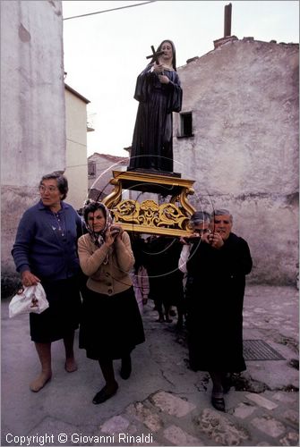 ITALY - ACCETTURA (MT)
"Matrimonio degli alberi" per San Giuliano (dall'ascensione al marted dopo la Pentecoste)
processione