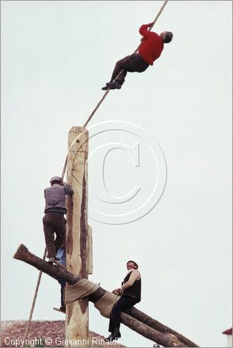 ITALY - ACCETTURA (MT)
"Matrimonio degli alberi" per San Giuliano (dall'ascensione al marted dopo la Pentecoste)
terza fase: erezione del Maggio