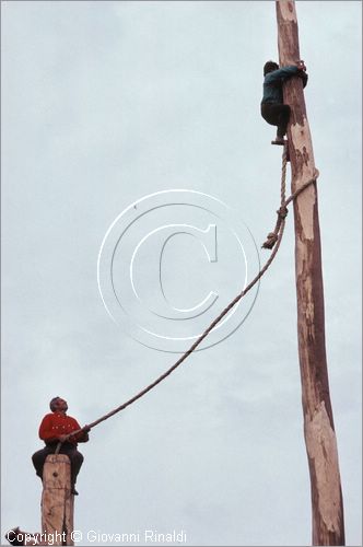 ITALY - ACCETTURA (MT)
"Matrimonio degli alberi" per San Giuliano (dall'ascensione al marted dopo la Pentecoste)
terza fase: erezione del Maggio