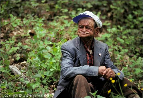 ITALY - ACCETTURA (MT)
"Matrimonio degli alberi" per San Giuliano (dall'ascensione al marted dopo la Pentecoste)
prima fase: taglio del maggio nel bosco di Montepiano (ascensione)