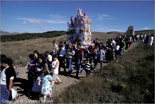 ITALY - AVIGLIANO (PZ) - Festa di Santa Maria del Carmine (8 e 9 settembre)
La processione della Madonna del Carmine scende dal Santuario sul Monte Carmine verso il paese preceduta dai "cinti" di candele e cartapesta