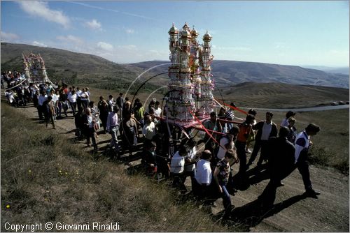 ITALY - AVIGLIANO (PZ) - Festa di Santa Maria del Carmine (8 e 9 settembre)
La processione della Madonna del Carmine scende dal Santuario sul Monte Carmine verso il paese preceduta dai "cinti" di candele e cartapesta