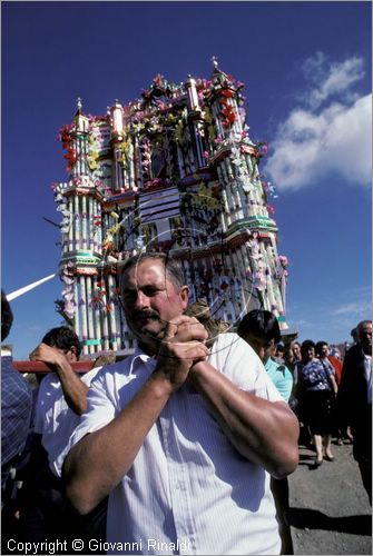 ITALY - AVIGLIANO (PZ) - Festa di Santa Maria del Carmine (8 e 9 settembre)
La processione della Madonna del Carmine scende dal Santuario sul Monte Carmine verso il paese preceduta dai "cinti" di candele e cartapesta