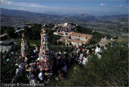 ITALY - AVIGLIANO (PZ) - Festa di Santa Maria del Carmine (8 e 9 settembre)
La processione della Madonna del Carmine scende dal Santuario sul Monte Carmine verso il paese preceduta dai "cinti" di candele e cartapesta