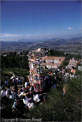 ITALY - AVIGLIANO (PZ) - Festa di Santa Maria del Carmine (8 e 9 settembre)
La processione della Madonna del Carmine scende dal Santuario sul Monte Carmine verso il paese preceduta dai "cinti" di candele e cartapesta