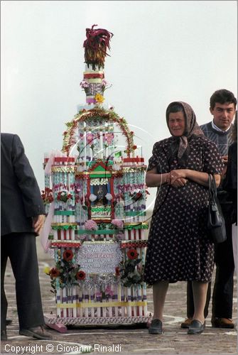 ITALY - AVIGLIANO (PZ) - Festa di Santa Maria del Carmine (8 e 9 settembre)
La processione della Madonna del Carmine scende dal Santuario sul Monte Carmine verso il paese preceduta dai "cinti" di candele e cartapesta