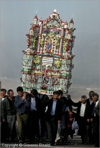 ITALY - AVIGLIANO (PZ) - Festa di Santa Maria del Carmine (8 e 9 settembre)
La processione della Madonna del Carmine scende dal Santuario sul Monte Carmine verso il paese preceduta dai "cinti" di candele e cartapesta