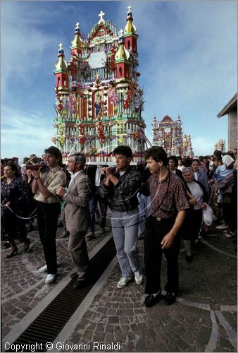 ITALY - AVIGLIANO (PZ) - Festa di Santa Maria del Carmine (8 e 9 settembre)
La processione della Madonna del Carmine scende dal Santuario sul Monte Carmine verso il paese preceduta dai "cinti" di candele e cartapesta