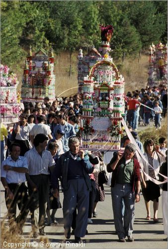 ITALY - AVIGLIANO (PZ) - Festa di Santa Maria del Carmine (8 e 9 settembre)
La processione della Madonna del Carmine scende dal Santuario sul Monte Carmine verso il paese preceduta dai "cinti" di candele e cartapesta