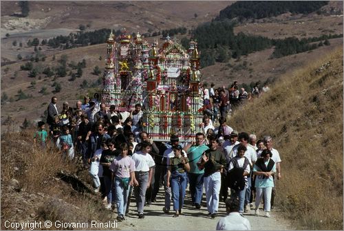 ITALY - AVIGLIANO (PZ) - Festa di Santa Maria del Carmine (8 e 9 settembre)
La processione della Madonna del Carmine scende dal Santuario sul Monte Carmine verso il paese preceduta dai "cinti" di candele e cartapesta