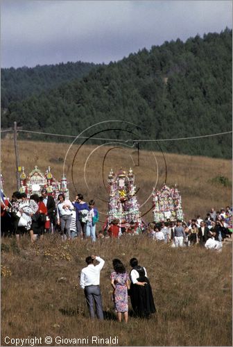 ITALY - AVIGLIANO (PZ) - Festa di Santa Maria del Carmine (8 e 9 settembre)
La processione della Madonna del Carmine scende dal Santuario sul Monte Carmine verso il paese preceduta dai "cinti" di candele e cartapesta