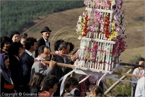 ITALY - AVIGLIANO (PZ) - Festa di Santa Maria del Carmine (8 e 9 settembre)
La processione della Madonna del Carmine scende dal Santuario sul Monte Carmine verso il paese preceduta dai "cinti" di candele e cartapesta