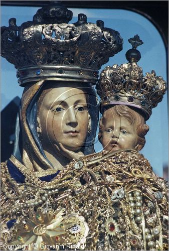 ITALY - AVIGLIANO (PZ) - Festa di Santa Maria del Carmine (8 e 9 settembre)
La processione della Madonna del Carmine scende dal Santuario sul Monte Carmine verso il paese preceduta dai "cinti" di candele e cartapesta