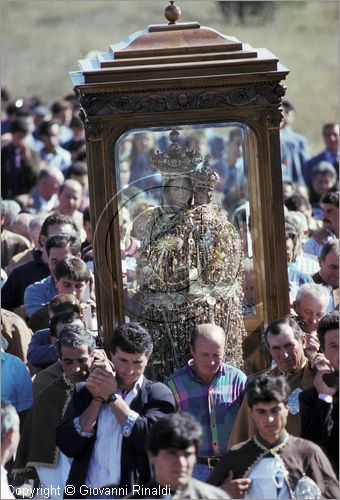 ITALY - AVIGLIANO (PZ) - Festa di Santa Maria del Carmine (8 e 9 settembre)
La processione della Madonna del Carmine scende dal Santuario sul Monte Carmine verso il paese preceduta dai "cinti" di candele e cartapesta