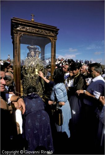ITALY - AVIGLIANO (PZ) - Festa di Santa Maria del Carmine (8 e 9 settembre)
La processione della Madonna del Carmine scende dal Santuario sul Monte Carmine verso il paese preceduta dai "cinti" di candele e cartapesta
