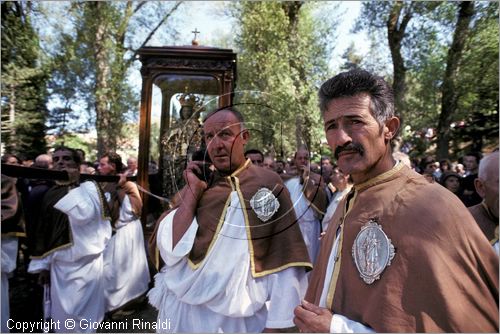 ITALY - AVIGLIANO (PZ) - Festa di Santa Maria del Carmine (8 e 9 settembre)
La processione della Madonna del Carmine scende dal Santuario sul Monte Carmine verso il paese preceduta dai "cinti" di candele e cartapesta