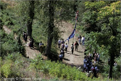 ITALY - AVIGLIANO (PZ) - Festa di Santa Maria del Carmine (8 e 9 settembre)
La processione della Madonna del Carmine scende dal Santuario sul Monte Carmine verso il paese preceduta dai "cinti" di candele e cartapesta