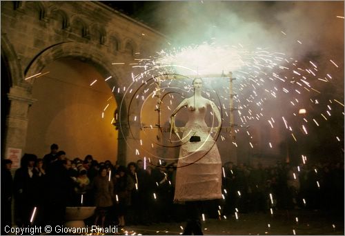 ITALY - LAMA DEI PELIGNI (CH) - Ballo della pupa (26 dicembre) - il ballo tra lo scoppio dei mortaretti