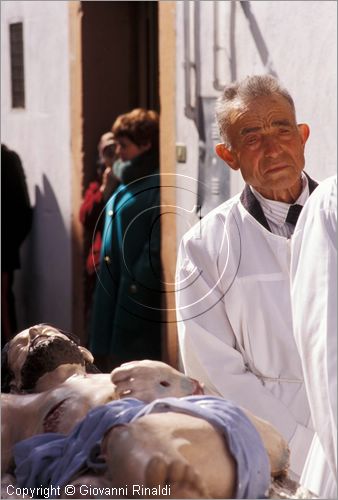 ITALY - BARILE (PZ)
Sacra Rappresentazione della Via Crucis (Venerd Santo)
la statua della Cristo Morto