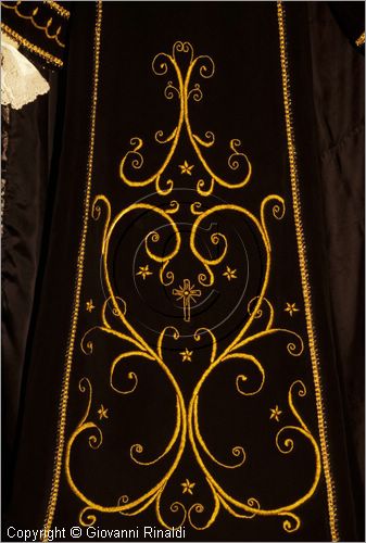 ITALY - BARILE (PZ)
Sacra Rappresentazione della Via Crucis (Venerd Santo)
particolare del vestito ricamato in oro della statua della Madonna Addolorata
