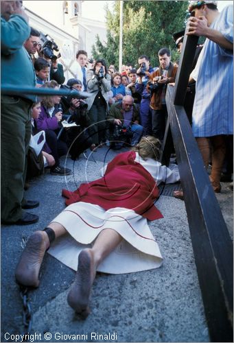 ITALY - BARILE (PZ)
Sacra Rappresentazione della Via Crucis (Venerdì Santo)
Il Cristo cade sotto il peso della Croce