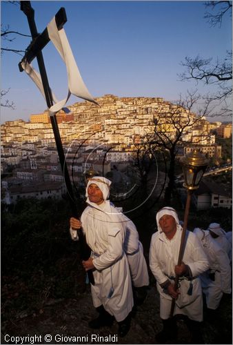ITALY - CALITRI (AV)
Processione delle croci a spalla al Monte Calvario (Venerd Santo)
la processione sale al Monte Calvario sullo sfondo del paese illuminato dall'alba