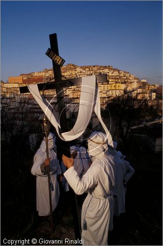 ITALY - CALITRI (AV)
Processione delle croci a spalla al Monte Calvario (Venerd Santo)
la processione in un momento di pausa si volta verso il paese illuminato dall'alba