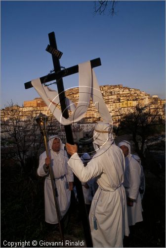 ITALY - CALITRI (AV)
Processione delle croci a spalla al Monte Calvario (Venerd Santo)
la processione in un momento di pausa si volta verso il paese illuminato dall'alba