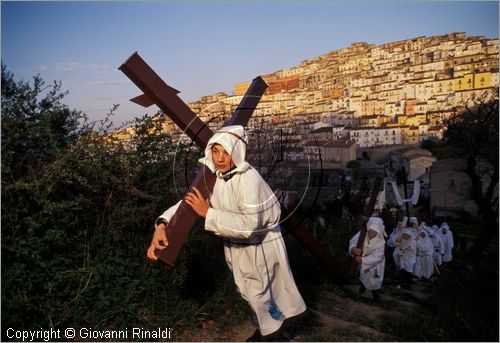 ITALY - CALITRI (AV)
Processione delle croci a spalla al Monte Calvario (Venerd Santo)
la processione sale al Monte Calvario sullo sfondo del paese illuminato dall'alba