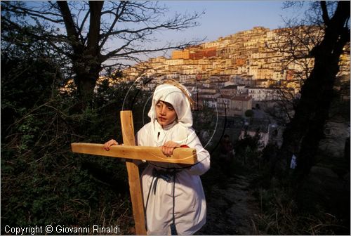 ITALY - CALITRI (AV)
Processione delle croci a spalla al Monte Calvario (Venerd Santo)
la processione in un momento di pausa, sullo sfondo il paese illuminato dall'alba