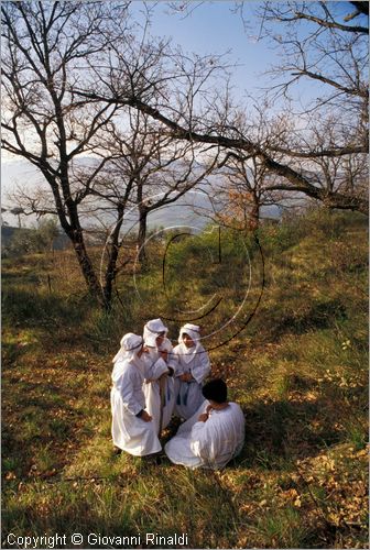 ITALY - CALITRI (AV)
Processione delle croci a spalla al Monte Calvario (Venerd Santo)
sulla sommit del Monte i bambini si prendono un po di riposo