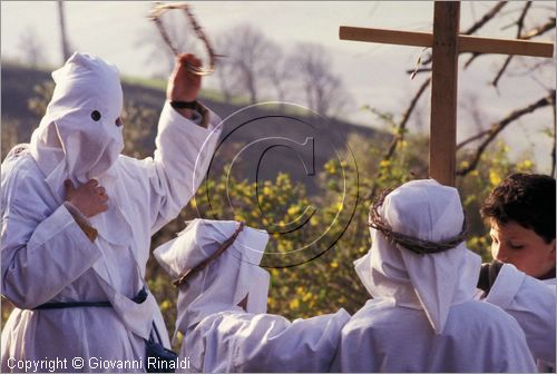 ITALY - CALITRI (AV)
Processione delle croci a spalla al Monte Calvario (Venerd Santo)
sulla sommit del Monte i bambini si prendono un po di riposo