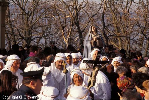 ITALY - CALITRI (AV)
Processione delle croci a spalla al Monte Calvario (Venerd Santo)
sulla sommit del Monte la processione comincia la discesa