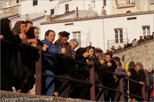 ITALY - CALITRI (AV)
Processione delle croci a spalla al Monte Calvario (Venerd Santo)
la gente del paese in attesa della discesa della processione