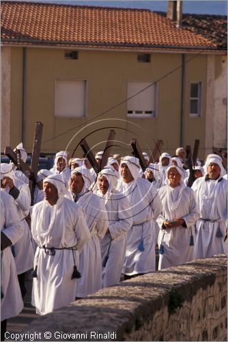 ITALY - CALITRI (AV)
Processione delle croci a spalla al Monte Calvario (Venerd Santo)
rientro della processione nel paese