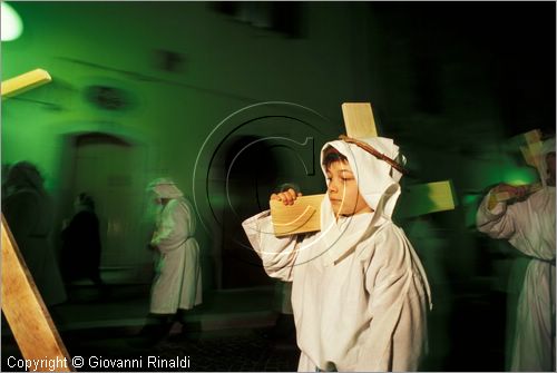 ITALY - CALITRI (AV)
Processione delle croci a spalla al Monte Calvario (Venerd Santo)
inizio della processione nel paese prima dell'alba