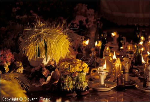 ITALY - CALITRI (AV)
Processione delle croci a spalla al Monte Calvario (Venerdì Santo)
veglia funebre ai sepolcri con candele e grano