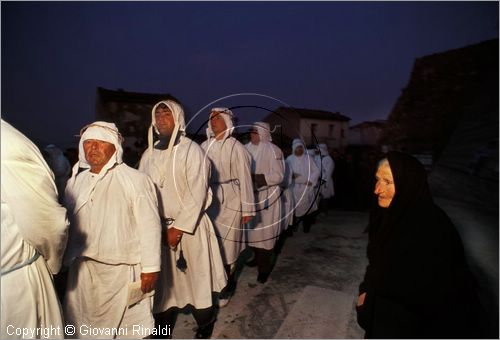 ITALY - CALITRI (AV)
Processione delle croci a spalla al Monte Calvario (Venerd Santo)
inizio della processione nel paese prima dell'alba