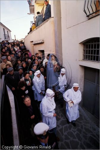 ITALY - CALITRI (AV)
Processione delle croci a spalla al Monte Calvario (Venerd Santo)
la processione nel paese prima della salita al monte