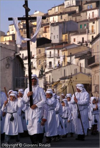 ITALY - CALITRI (AV)
Processione delle croci a spalla al Monte Calvario (Venerdì Santo)
rientro della processione nel paese