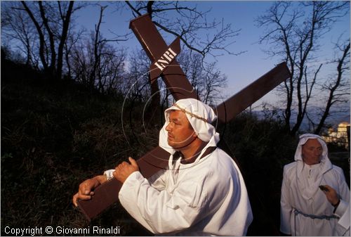 ITALY - CALITRI (AV)
Processione delle croci a spalla al Monte Calvario (Venerd Santo)
la processione sale al Monte Calvario