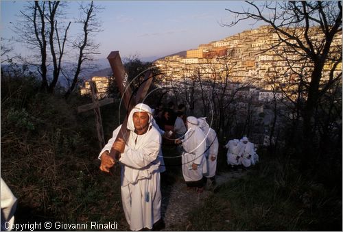 ITALY - CALITRI (AV)
Processione delle croci a spalla al Monte Calvario (Venerd Santo)
la processione sale al Monte Calvario sullo sfondo del paese illuminato dall'alba