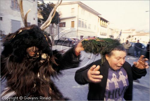 ITALY - CASTELNUOVO A VOLTURNO (IS)
Festa "Il Cervo" (carnevale)
Il cervo semina il panico tra la gente del paese