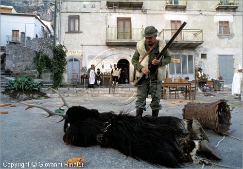 ITALY - CASTELNUOVO A VOLTURNO (IS)
Festa "Il Cervo" (carnevale)
Il cacciatore uccide i cervi