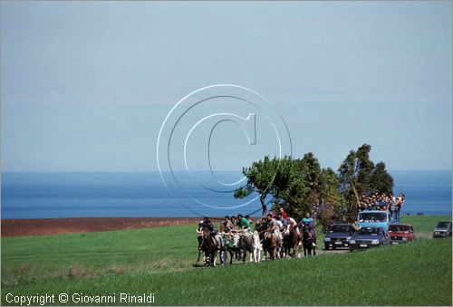 ITALY - CHIEUTI (FG)
Corsa dei Carri trainati dai buoi (21-23 aprile)
lungo il percorso delle prove