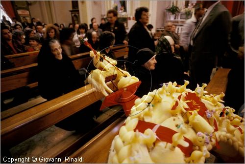 ITALY - CHIEUTI (FG)
Corsa dei Carri trainati dai buoi (21-23 aprile)
Giro del Tarallo, gigantesca treccia di caciocavallo portata in procesione