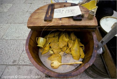 ITALY - CHIEUTI (FG)
Corsa dei Carri trainati dai buoi (21-23 aprile)
tipica bancarella di scapece