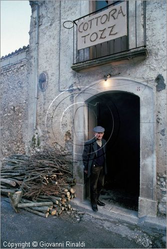 ITALY
COLLELONGO (AQ)
Festa delle Cottore (Sant'Antonio Abate, 16 gennaio)
Cottora Tozz, esterno della casa